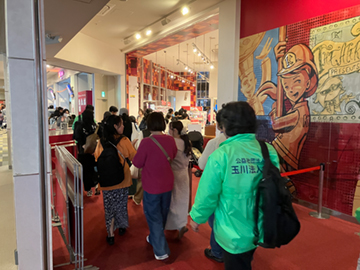 パビリオンへ向かう参加者たち