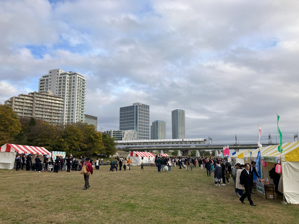 多摩川河川敷の会場に玉川法人会のブースが並ぶ様子