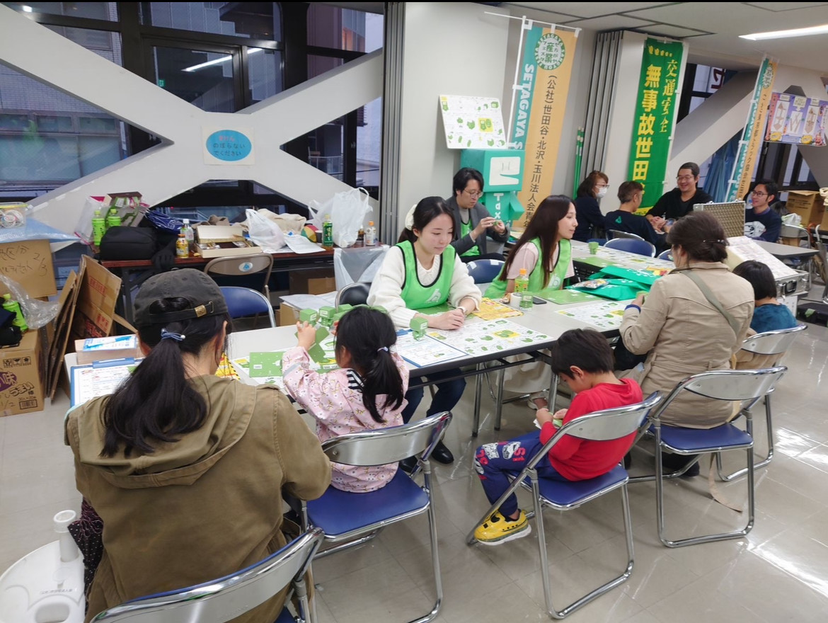 せたがや産業フェスタの会場で来場者が体験ブースを楽しむ様子