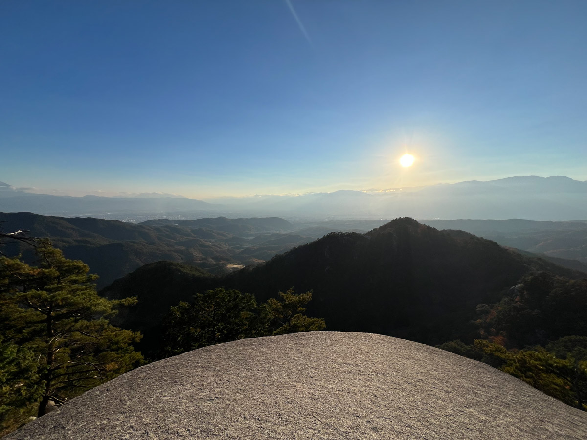 山梨の山々と夕日に照らされた景色