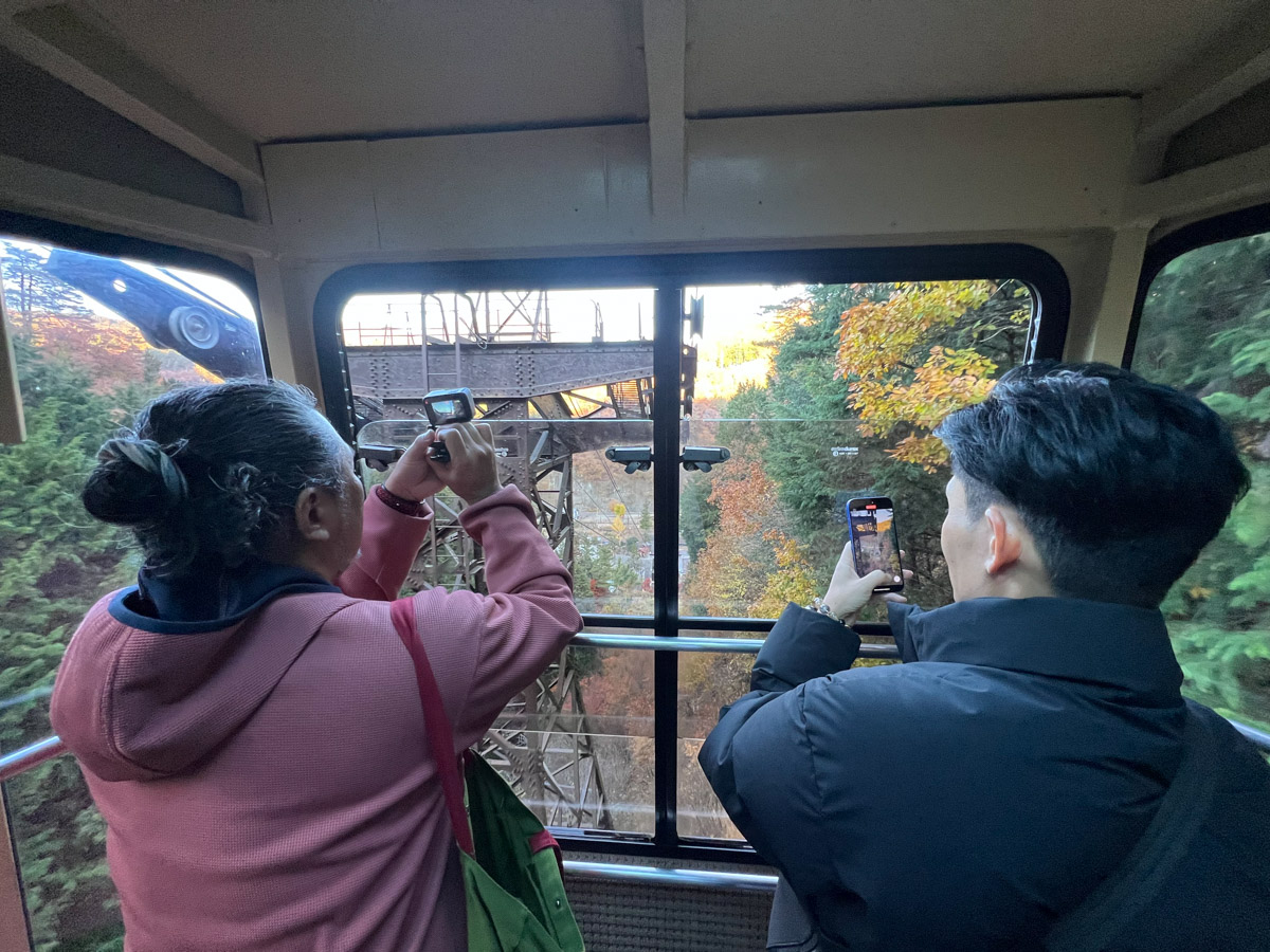 ロープウェイから紅葉を撮影する様子