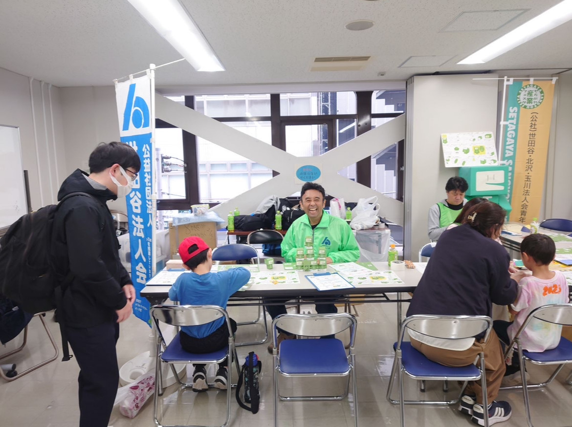 会場内で親子がブースを楽しむ様子