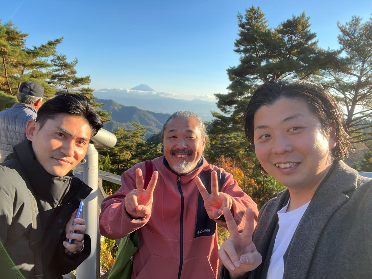 富士山を背景にした記念写真