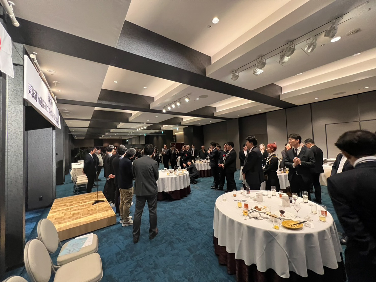ビュッフェ形式での意見交換会・懇親会の様子