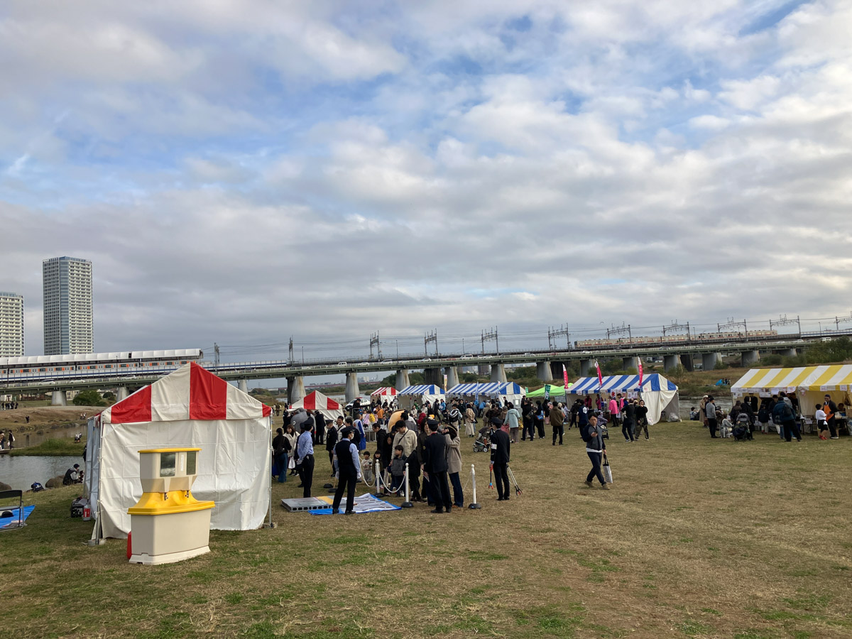 多摩川河川敷のイベント会場全体の様子