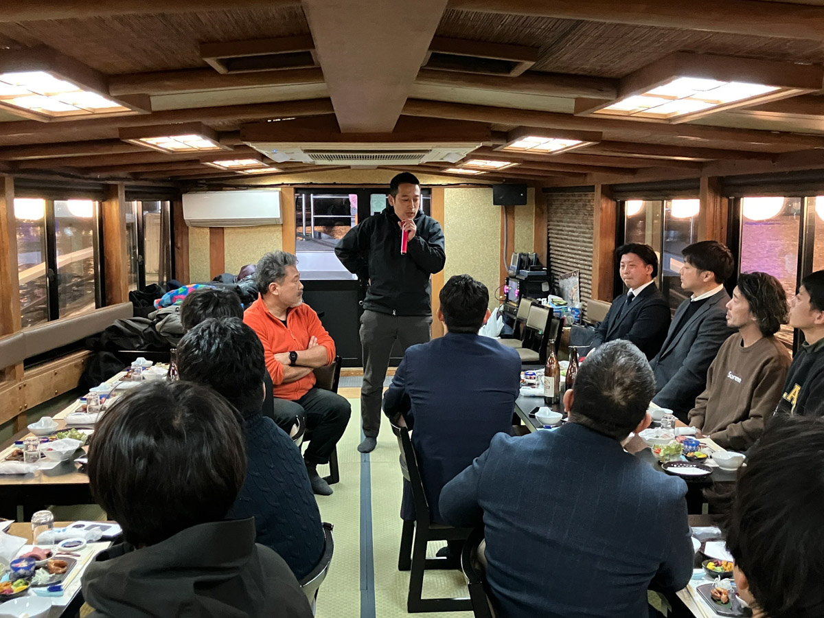 新入会員歓迎会で挨拶をする様子