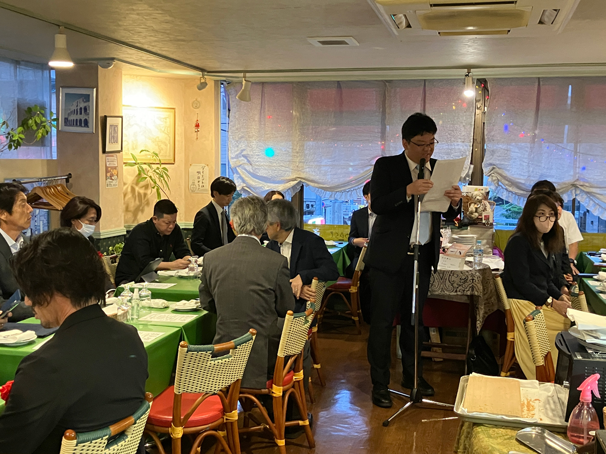 活動報告会の司会進行の様子